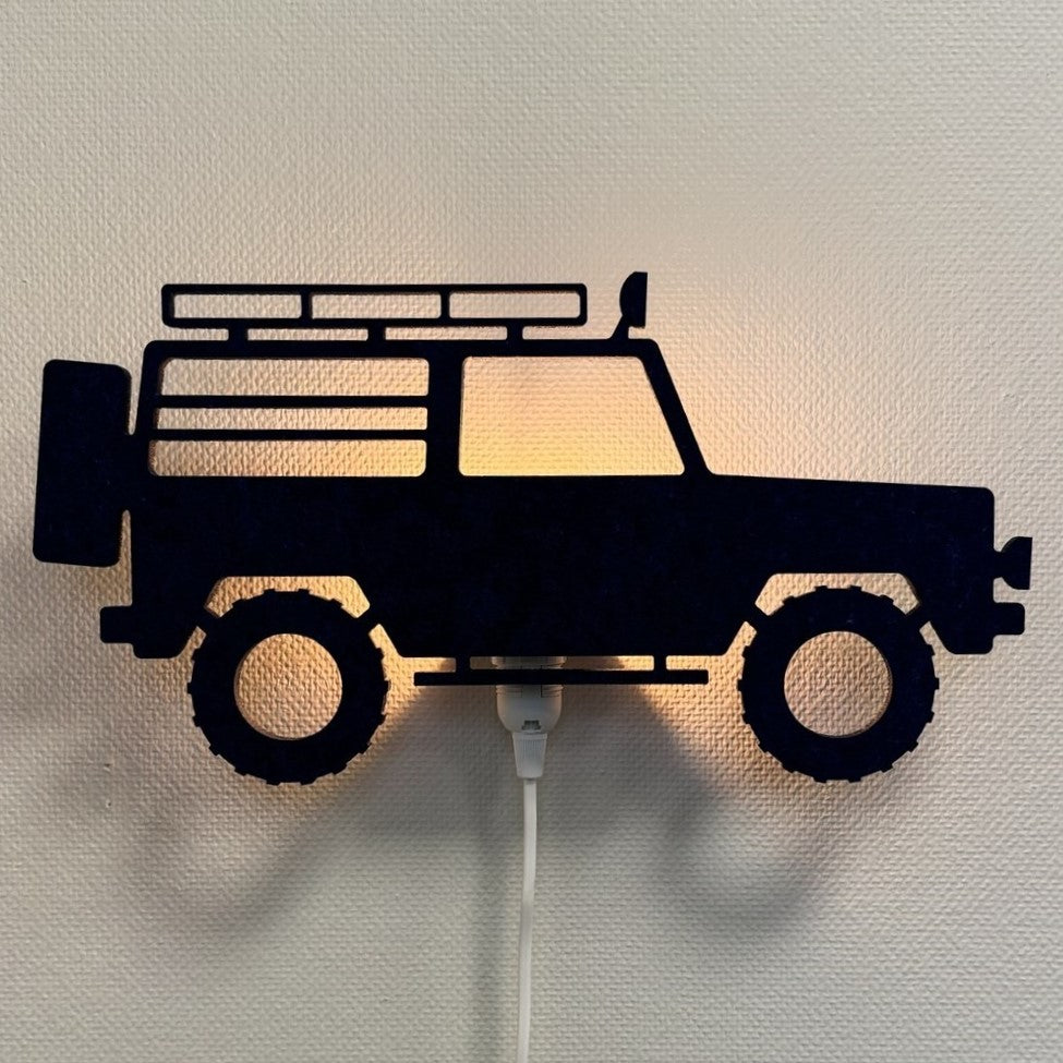 Væglampe i filt 4x4-jeep natblå – lampe tændt