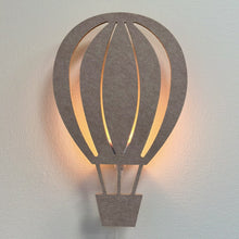Væglampe i filt luftballon sandbeige – lampe tændt