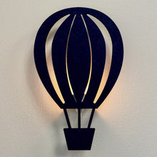 Væglampe i filt luftballon natblå – lampe tændt