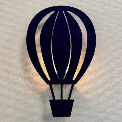 Væglampe i filt luftballon natblå – lampe tændt