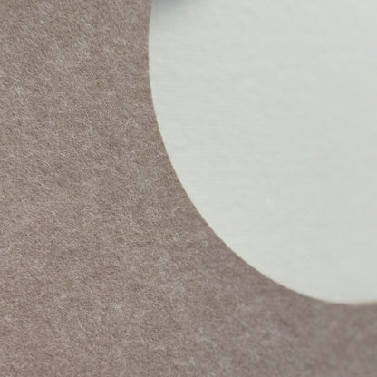 Væglampe i filt måne sandbeige – nærbillede af PET-filten