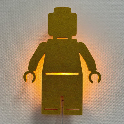 Væglampe i filt figur okkergul – lampe tændt