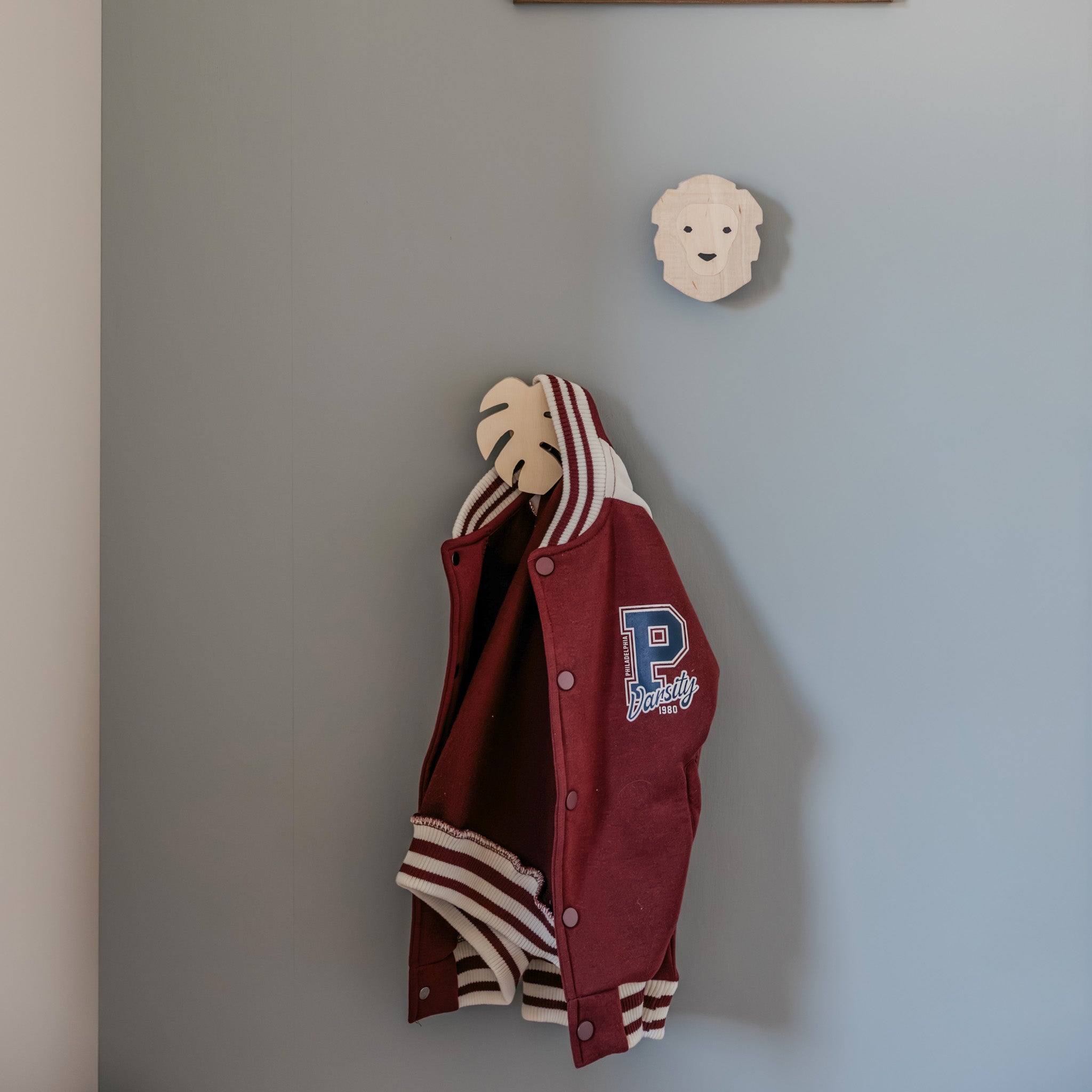 Træ vægkroge til børneværelse | Løve og monsterablad - blank