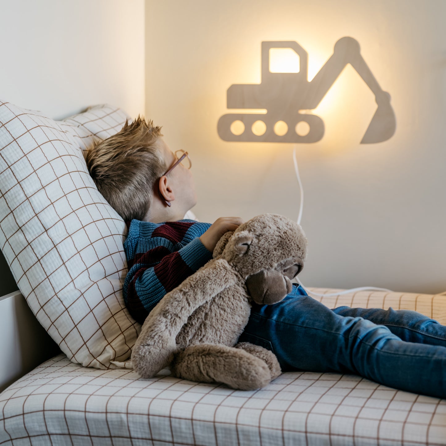 Houten wandlamp kinderkamer | Graafmachine - blank - toddie.nl ®