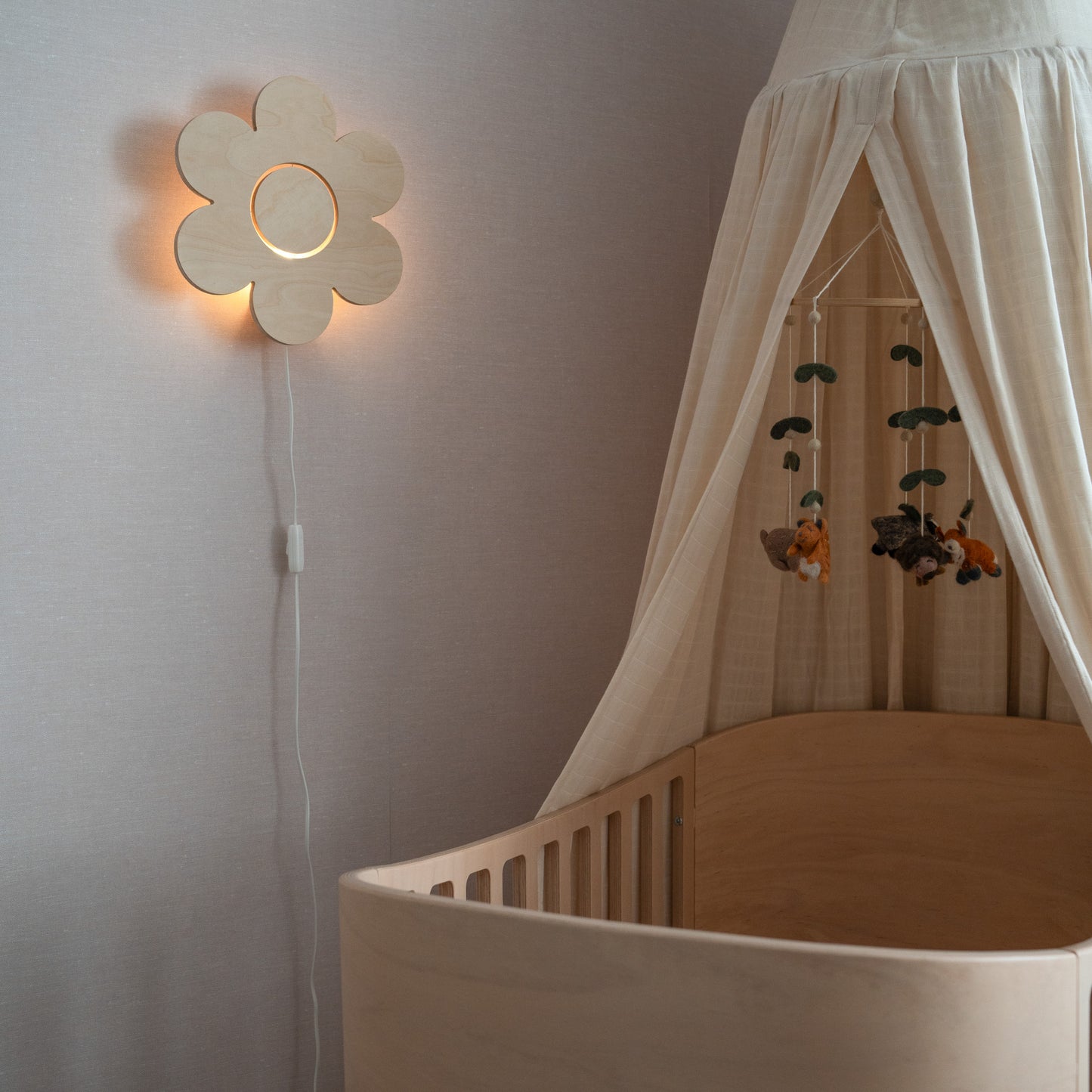 Houten wandlamp kinderkamer | Bloem - blank - toddie.nl ®