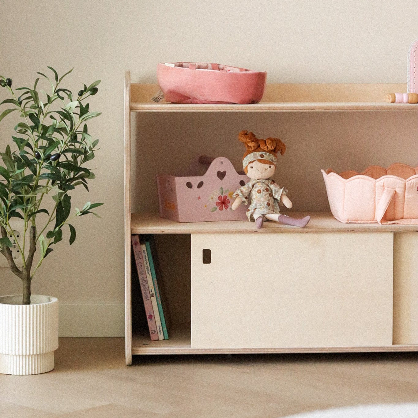 Jollie Montessori speelgoedkast met schuifdeurtjes | Boekenkast 3 planken - blank - toddie.nl ®