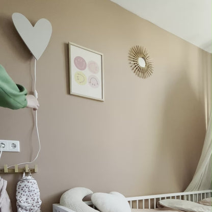 Væglampe i træ til børneværelset | Hjerte – beige