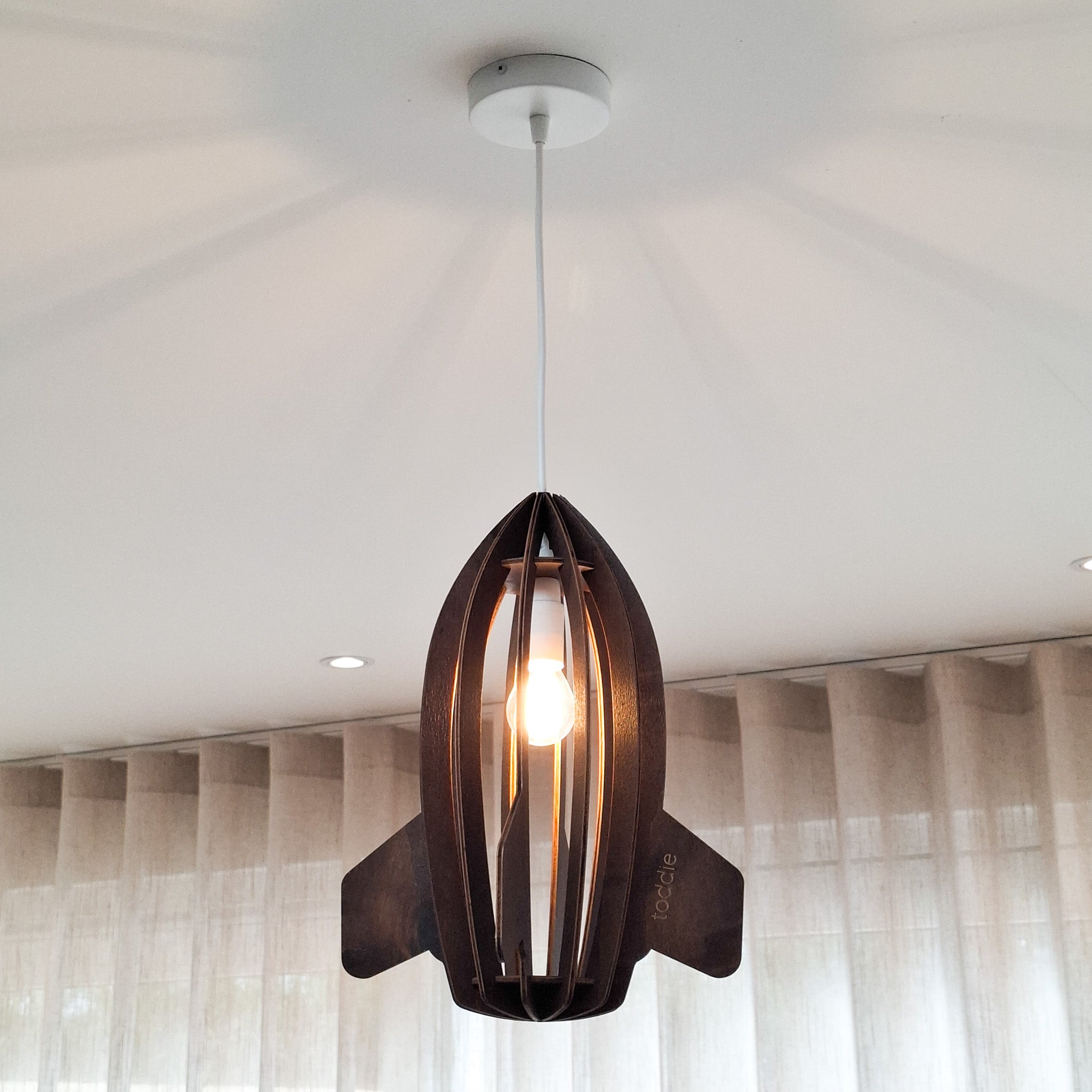 Houten hanglamp kinderkamer | Raket - Wengé - toddie.nl ®