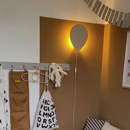 Væglampe i træ til børneværelset | Ballon – ubehandlet
