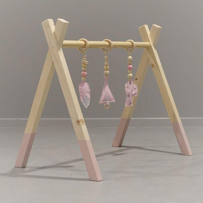 Spielbogen aus Holz Rosa, mit Hängespielzeuge (nach Wahl), Tipi-Form Massivholz Spielbogen + Hängespielzeuge toddie.de   