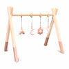 Holz Babygym | Massiver Holzspielbogen Tipi-Form mit Blume und Regenbogen hängespielzeuge - terra rosa Spielbogen + Hängespielzeuge toddie.de   